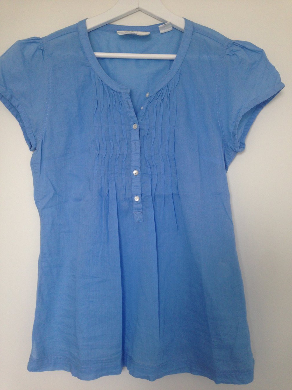 hellblaue Bluse mit Rüschchen