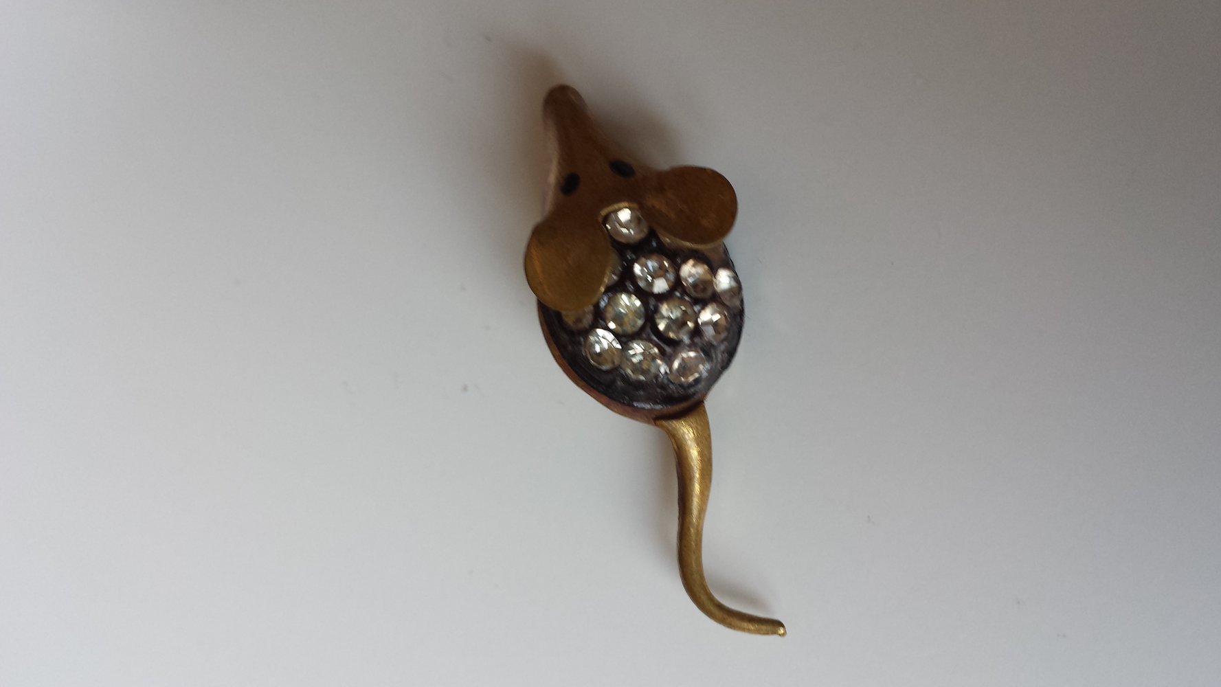 kleine süße Mausbrosche mit Steinchen