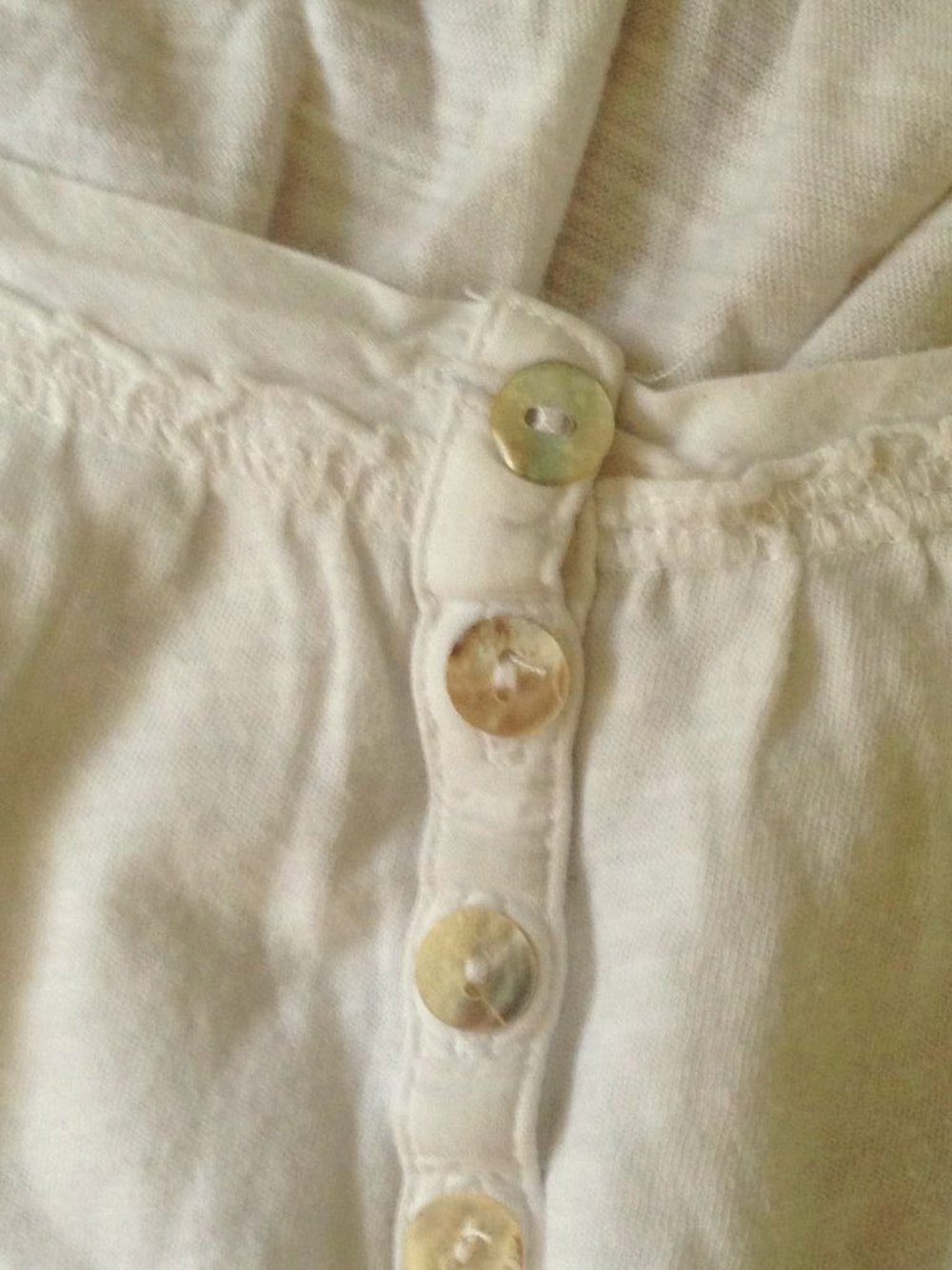 süßes, weißes Top mit Perlmuttknöpfen