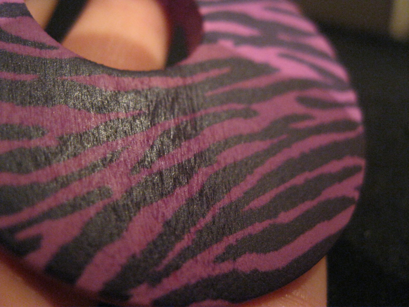 Holz Ohrringe mit Tigermuster schwarz lila 