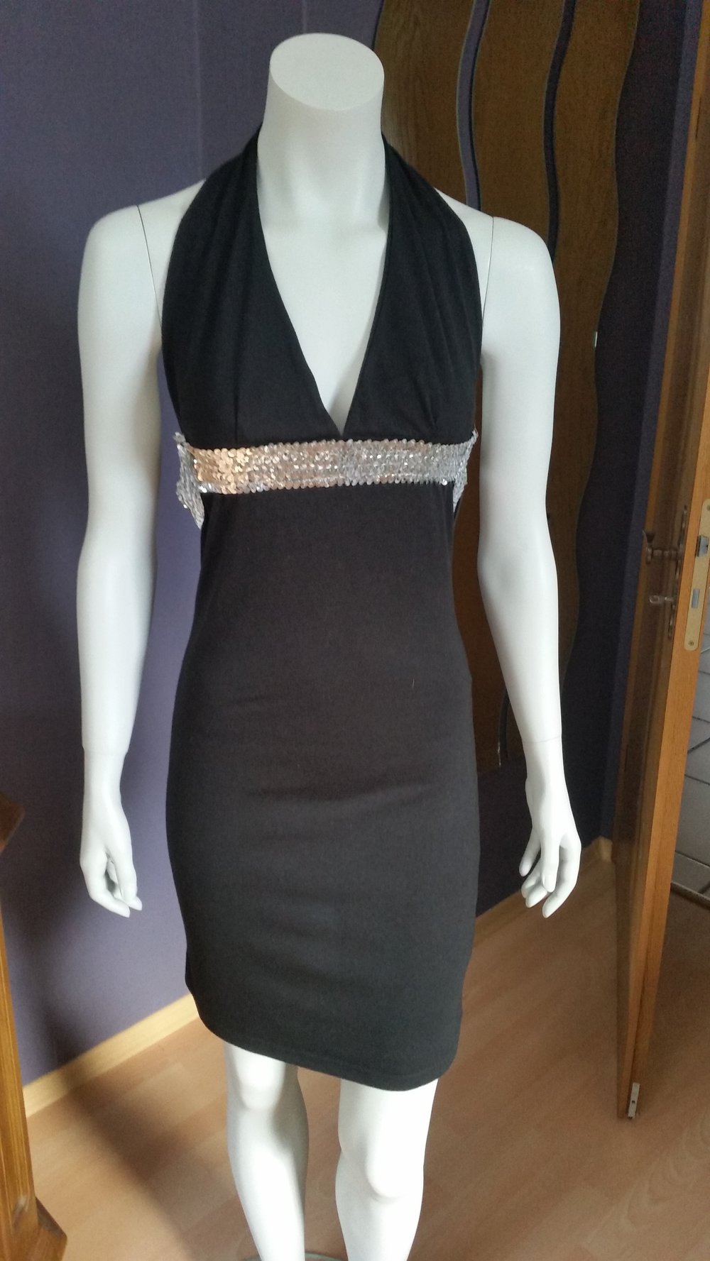 Schwarzes kurzes Kleid