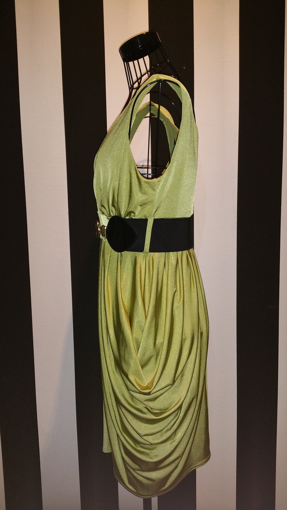 Grünes Kleid mit seitlicher Raffung