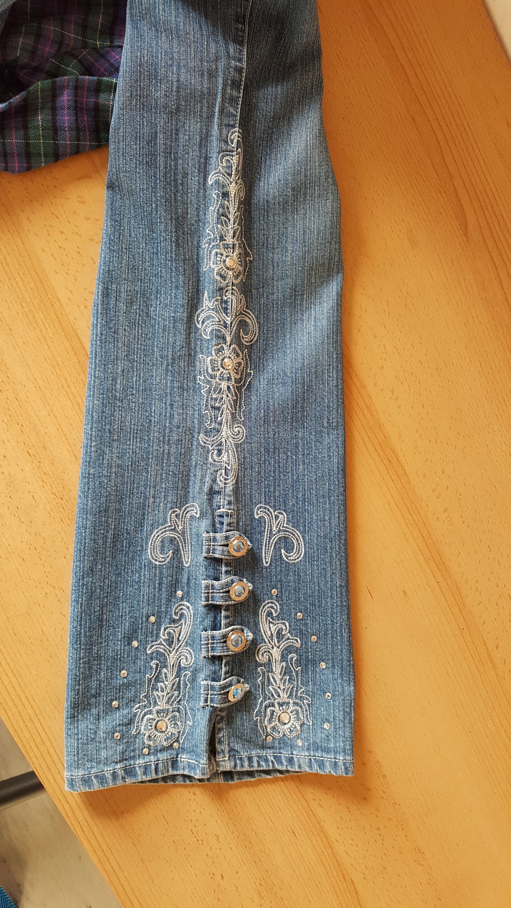 455. Retro-Schlag-Jeans mit Stickerei, Strasssteinchen und Schmuckknöpfen, Gr. 38