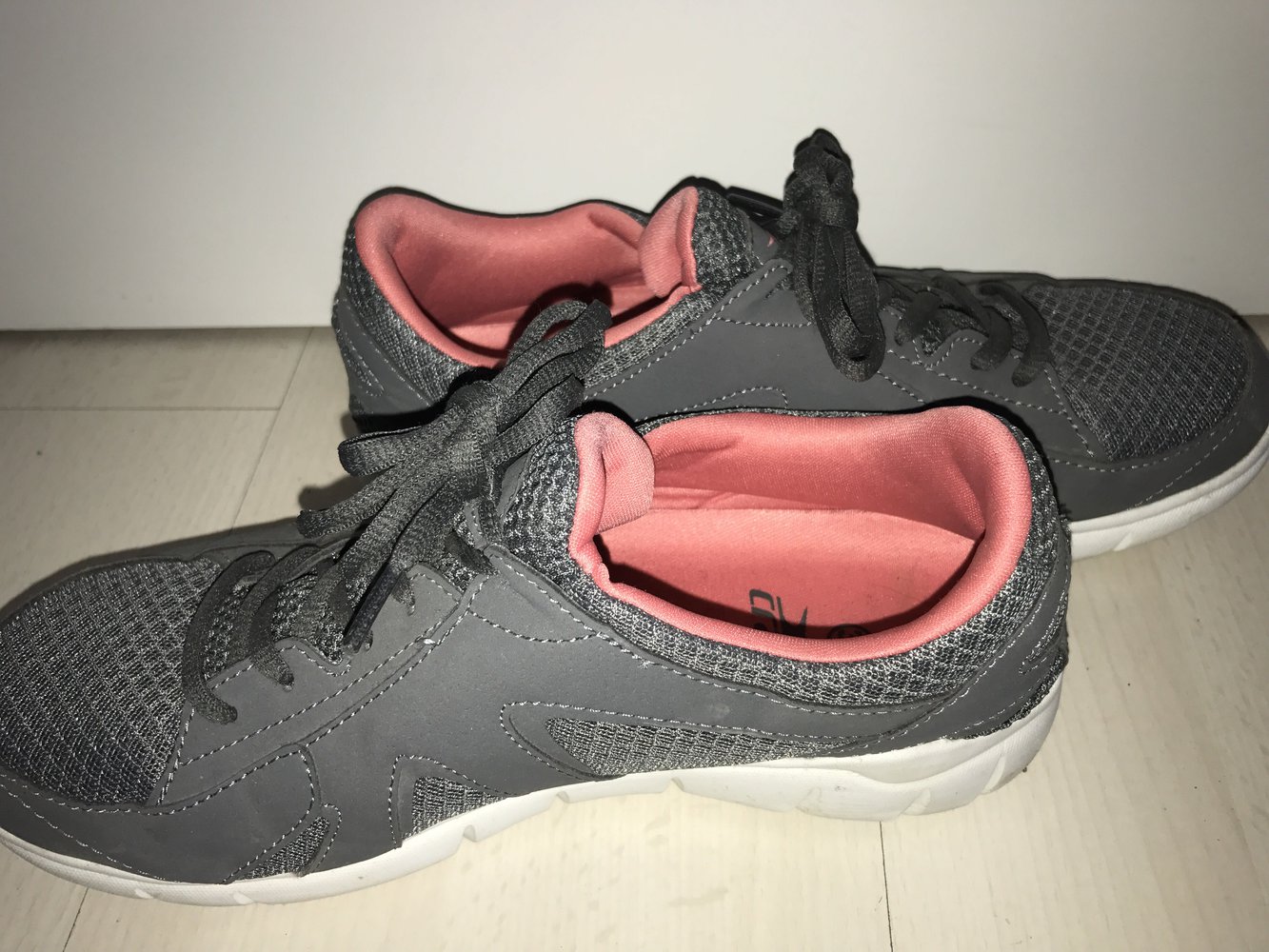 Turnschuhe in 39 neu 