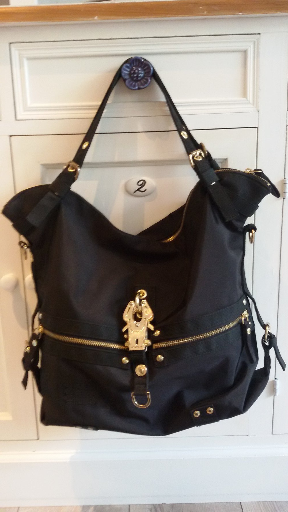 George Gina & Lucy Tasche - Valley Elly 