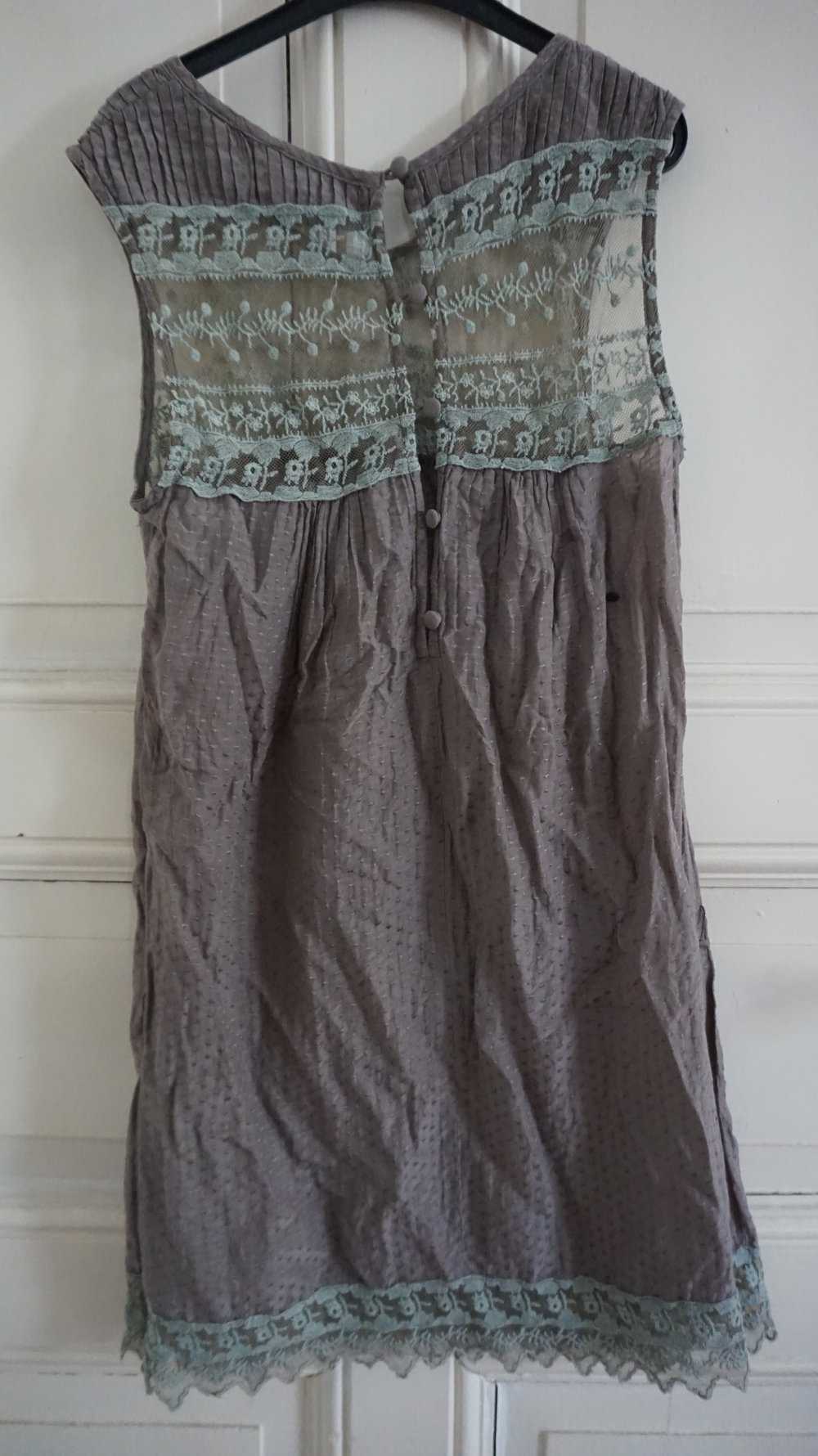 Grau/grünes Sommerkleid mit Spitzeneinsatz