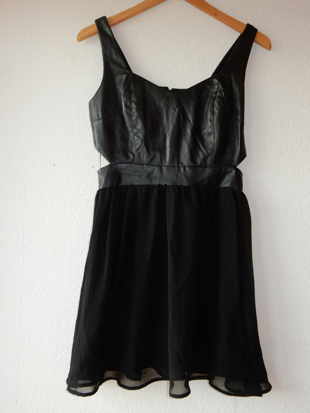 Wunderschönes Kleid mit Ledereinsatz und cut outs an den Seiten