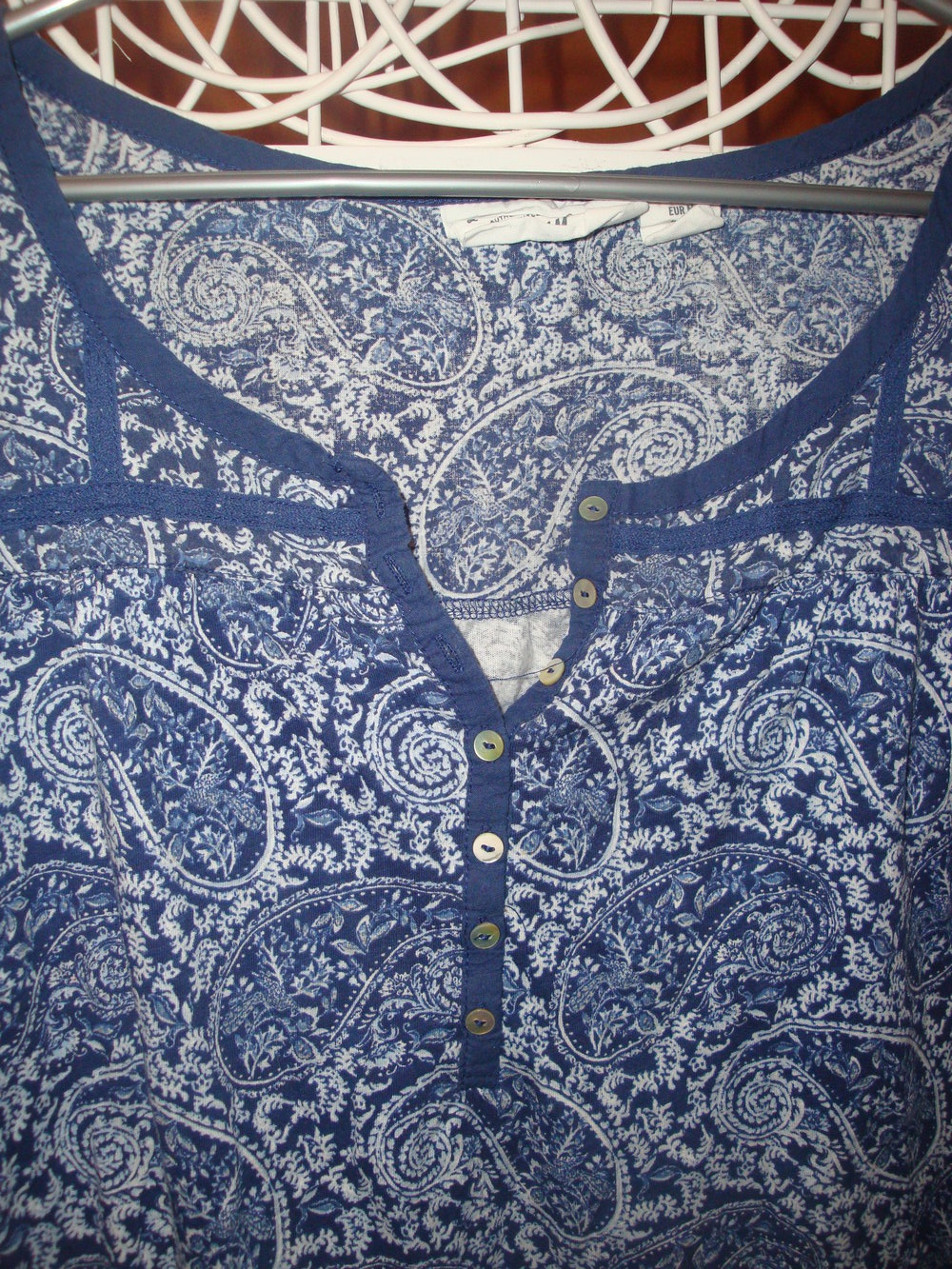 blau-weiß gemustertes Blusenshirt