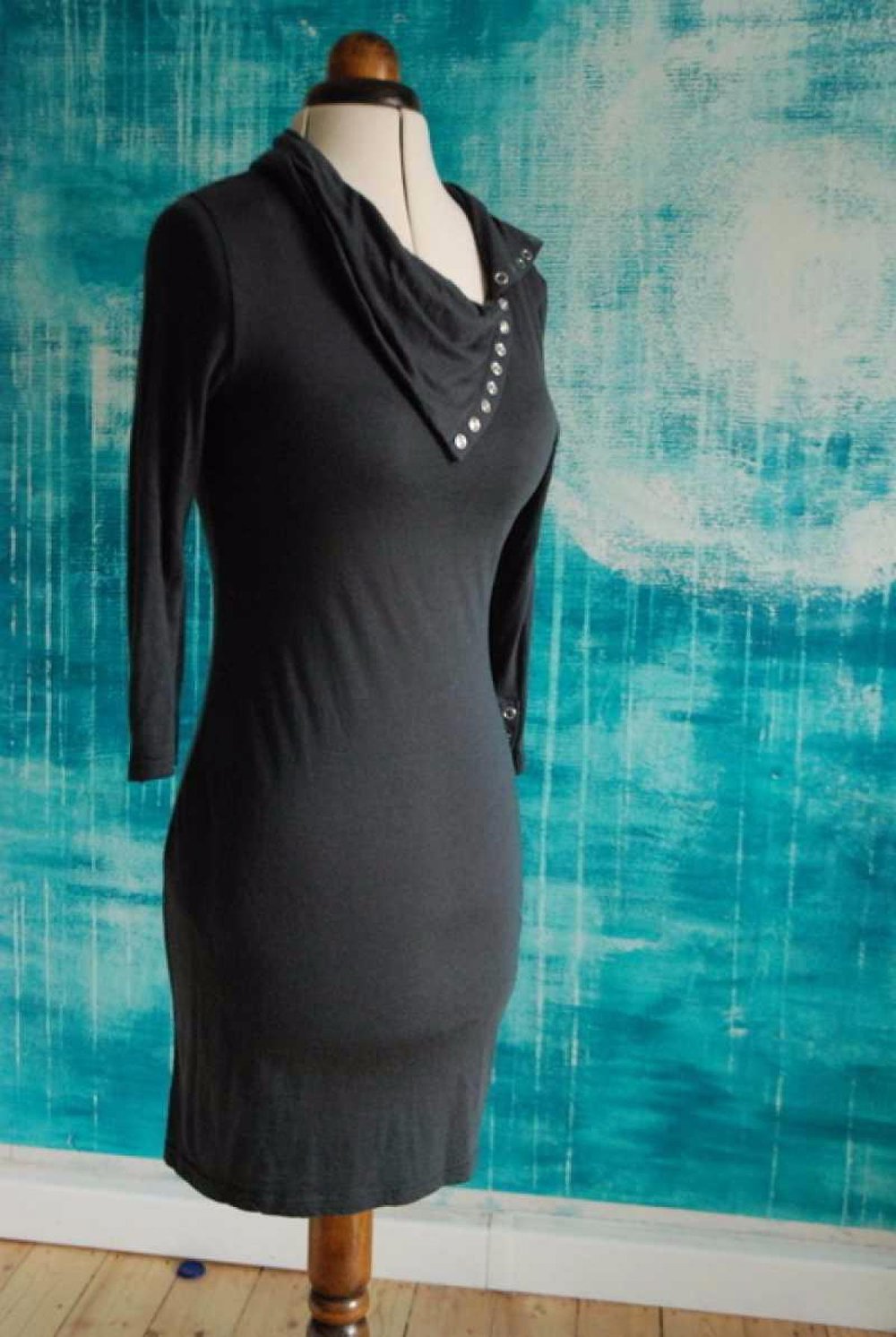 Enges Kleid mit tollem Kragen und 3/4 Arm