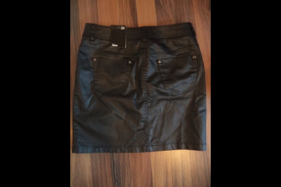 Schwarzer Rock in Lederoptik 