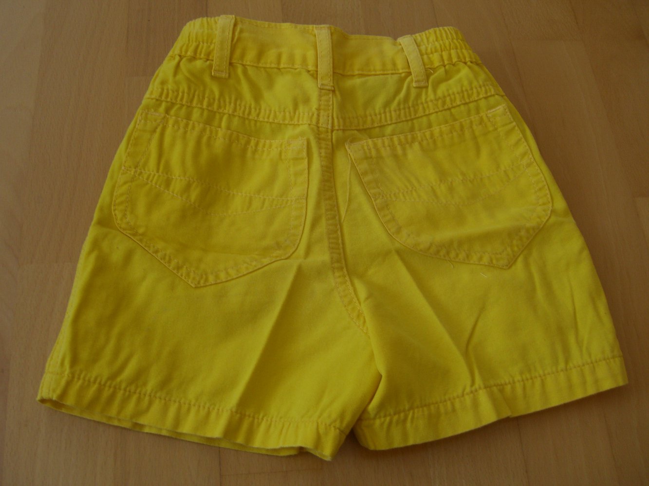 Gelbe Shorts