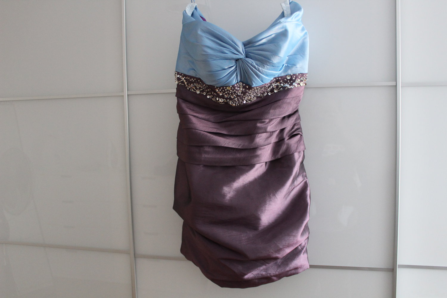 wunderschönes trägerloses Abendkleid