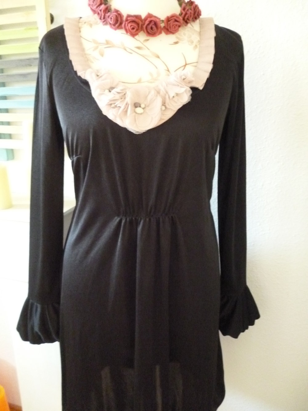 Apart Kleid mit Blütenkette Volantärmel 42