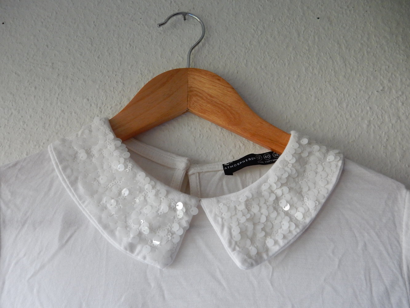 Süße Bluse mit Pailettenkragen