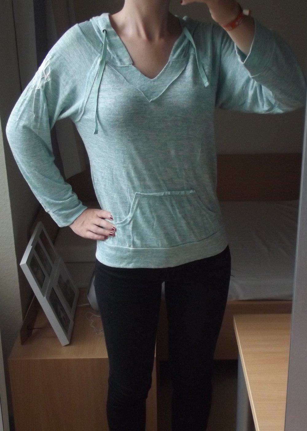 Hellblaues Oberteil mit Kapuze