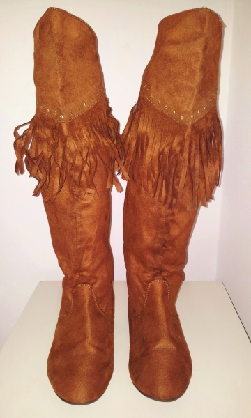 Braune Stiefel mit Fransen und goldenen Applikationen