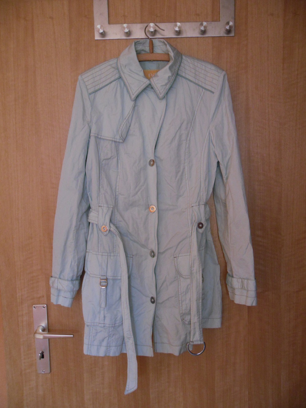 Hellblaue dünne Jacke