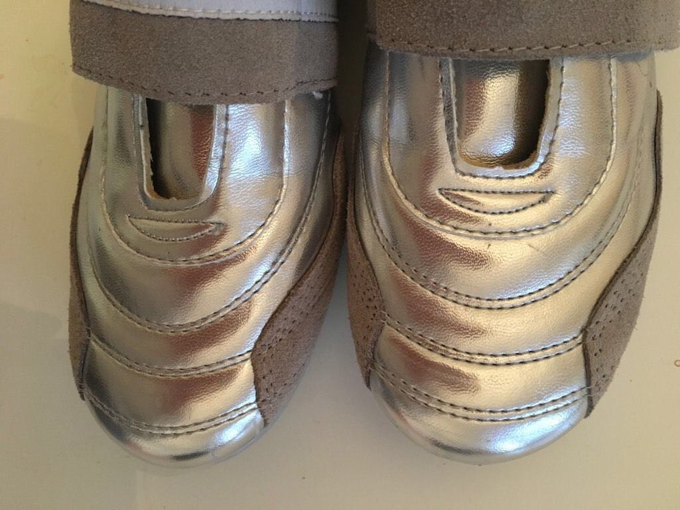 Silber Sneaker mit Klettverschluss und Noppensohle