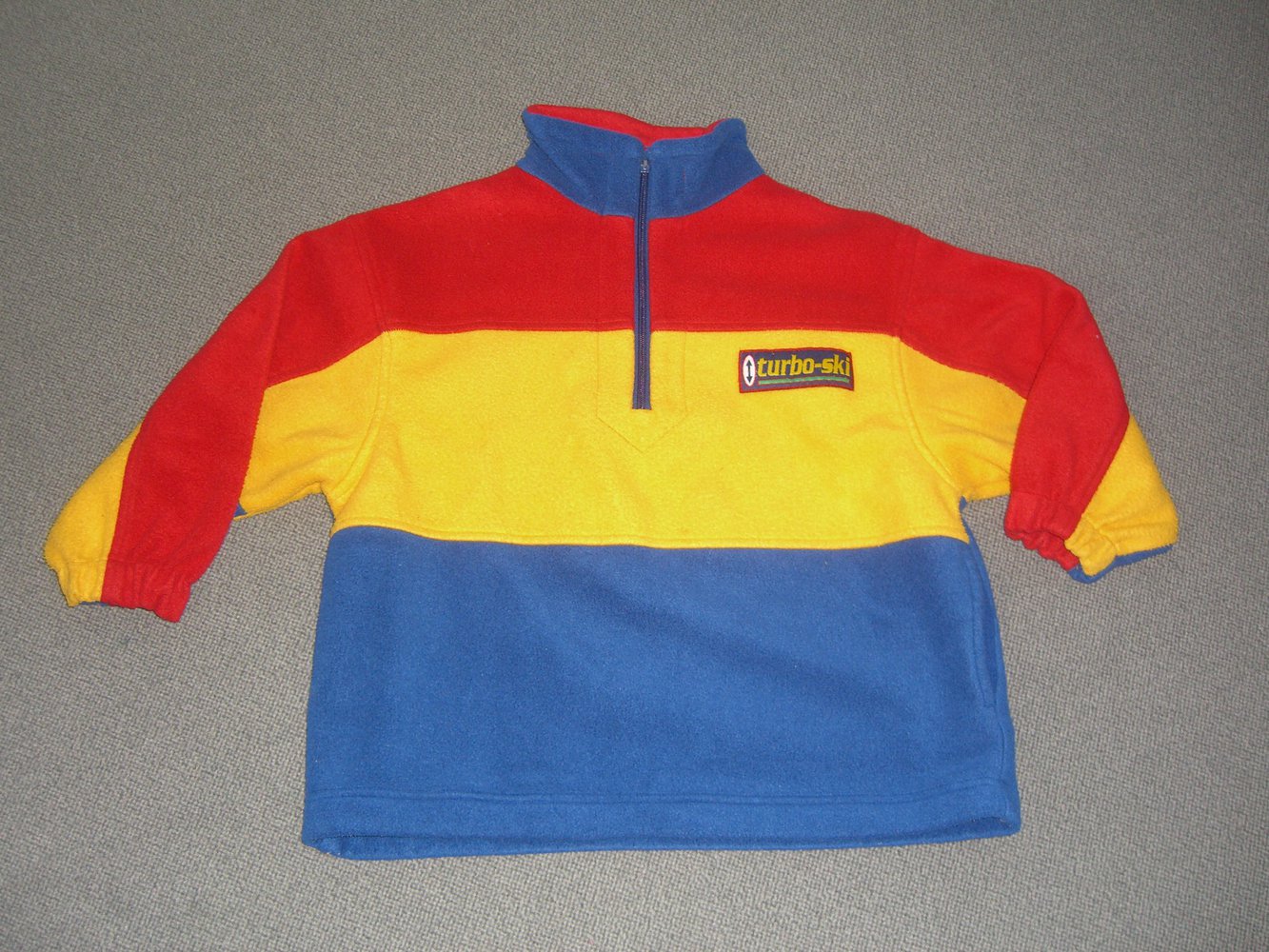 Farbenfroher Fleecepulli mit Reißverschlusskragen