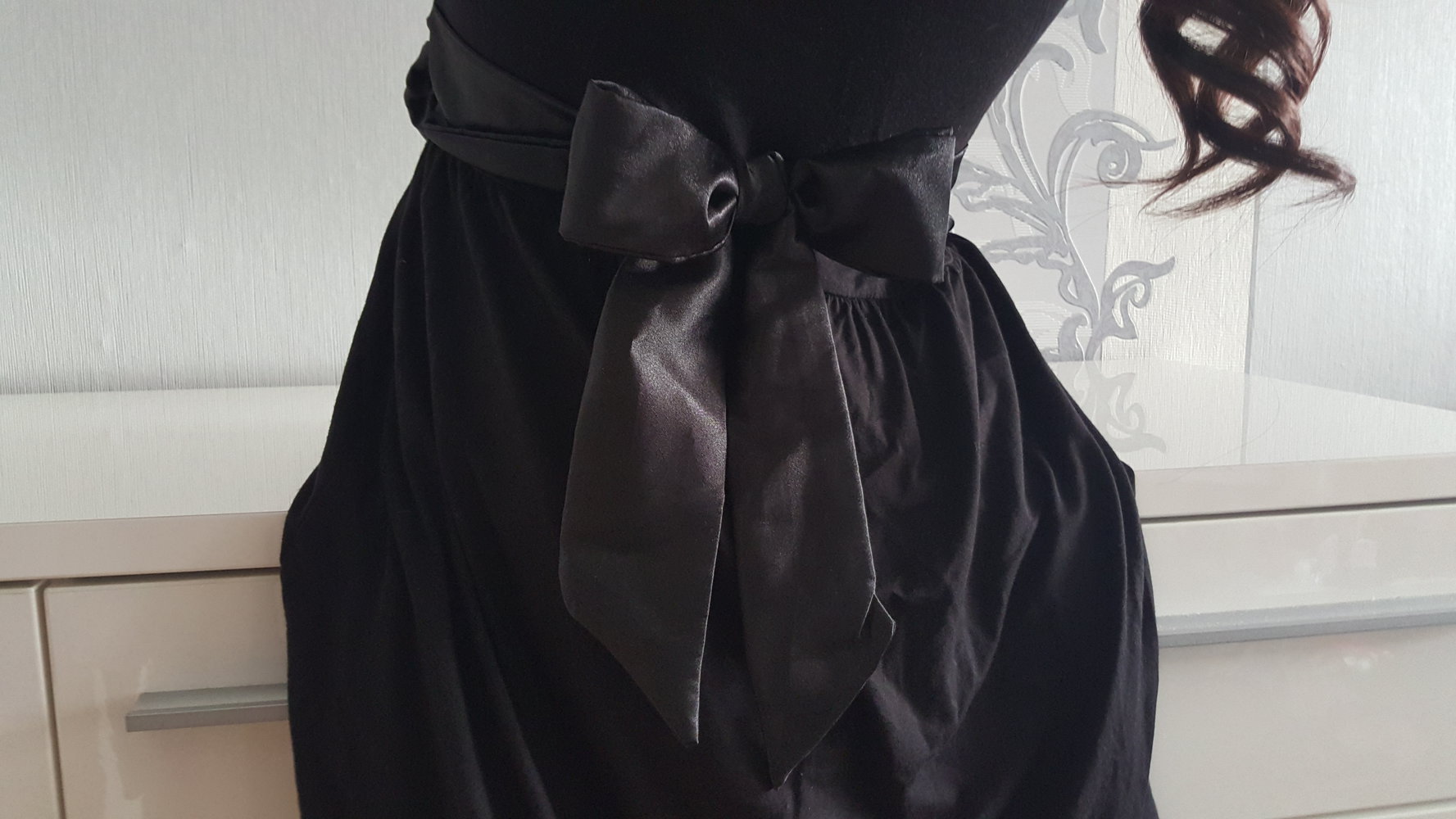 Kurzes Kleid mit Schleife in Schwarz L 40