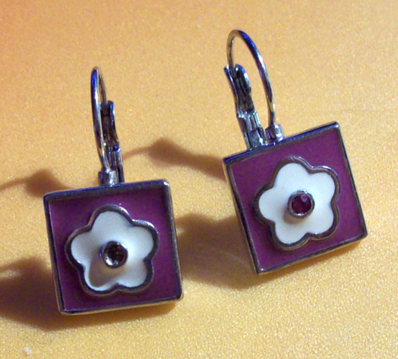 Pink-Silberne Ohrringe mit weißen Blumen und Strass-Steinchen