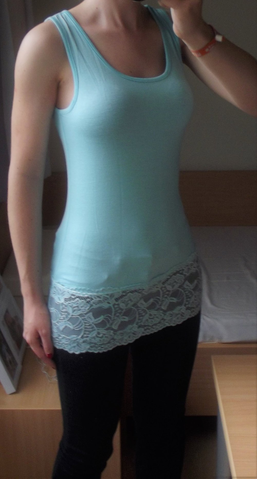 Hellblaues Top mit Spitze