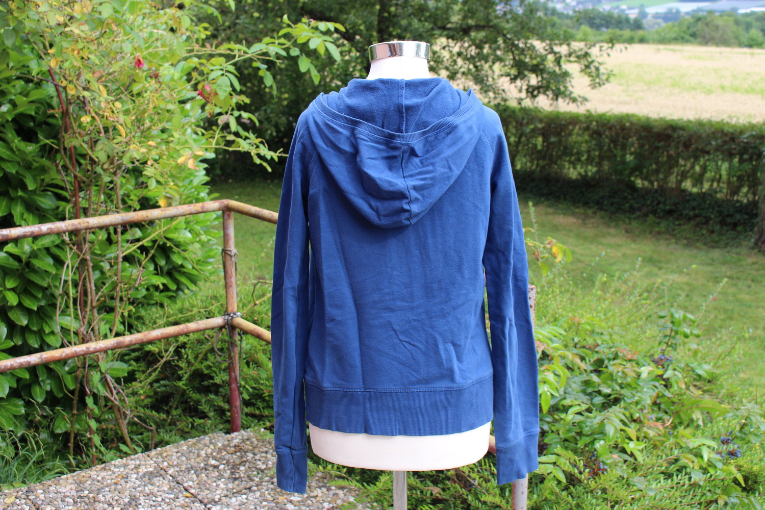 dunkelblauer cooler Kapuzenpulli