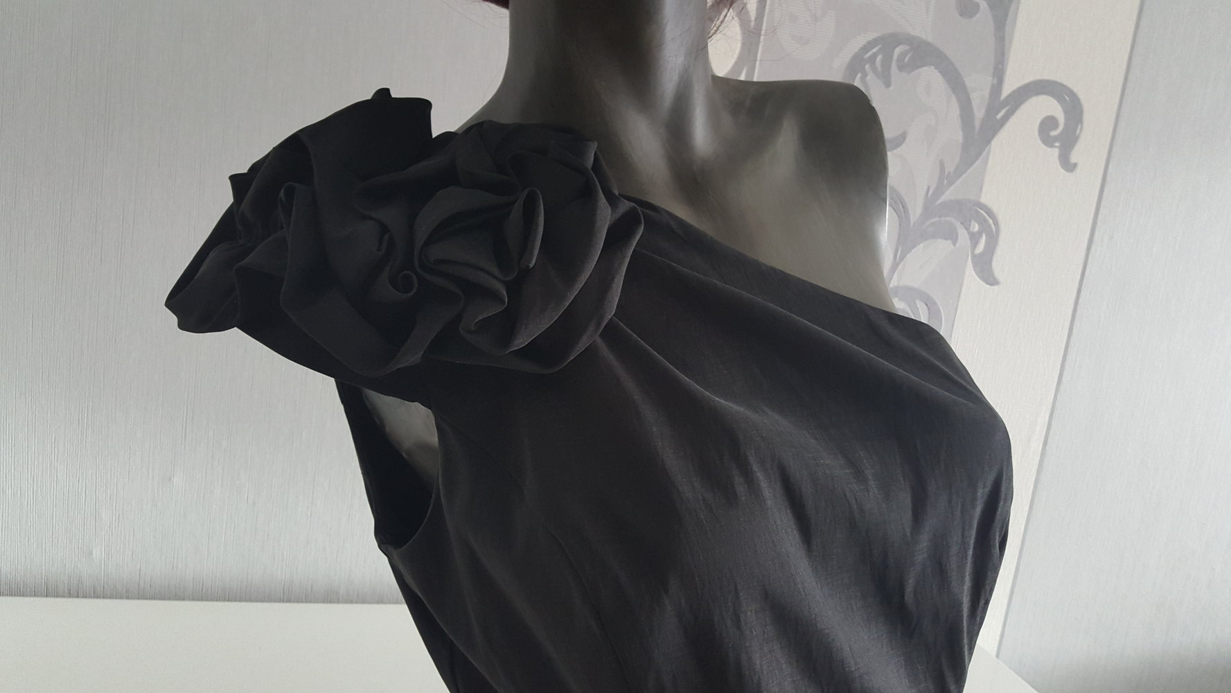 Elegantes Kleid mit 3D Blume Schwarz Figurbetonend ausgez. 12 38 40 M L evtl XL 42 dehnbar Neu