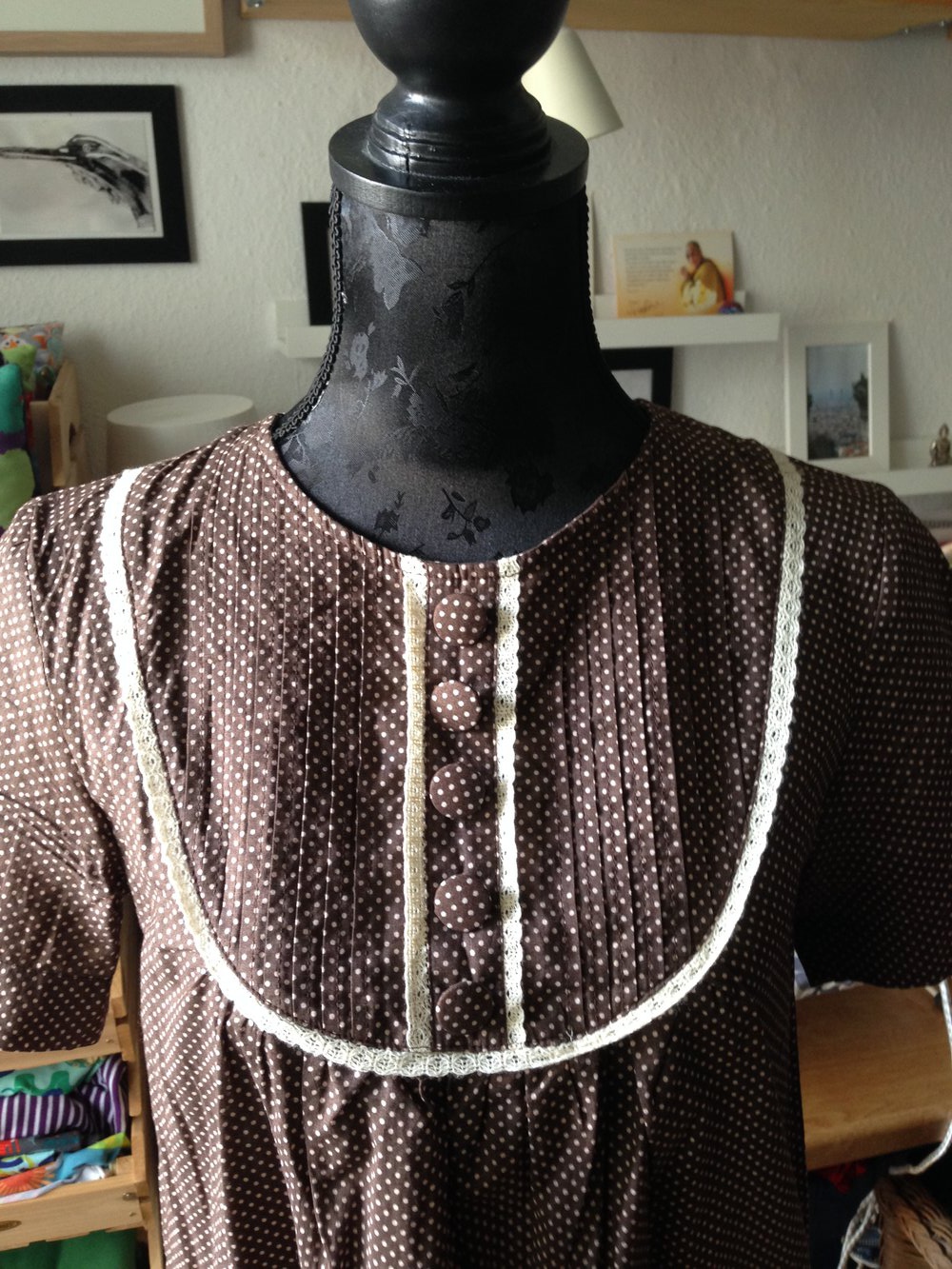 Kleid braun mit weissen Pünktchen 