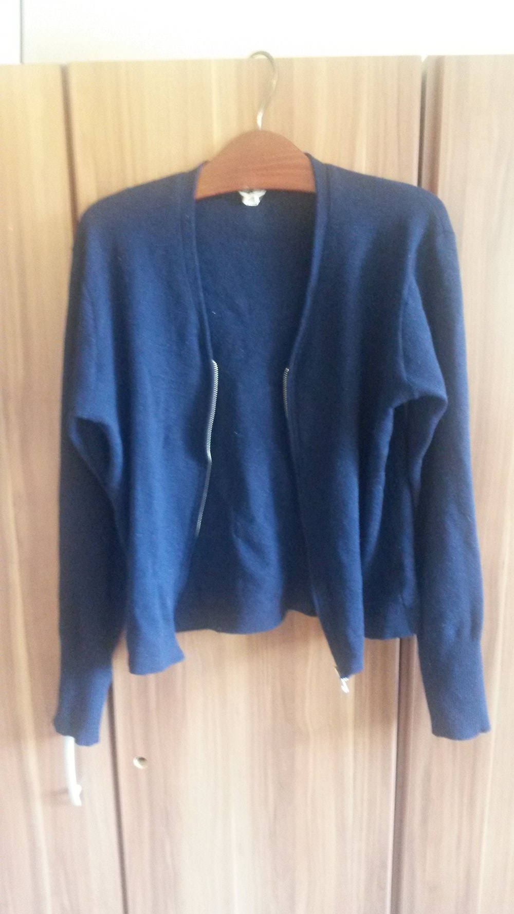 Dunkel blaue Strickjacke mit Reißverschluss