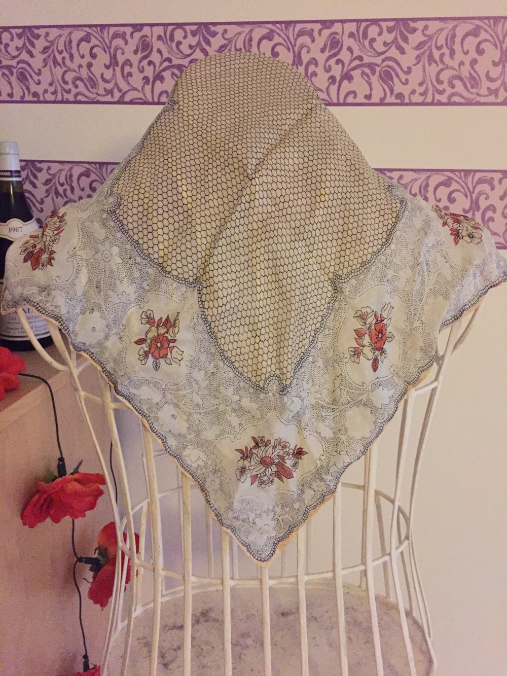 kleines cremefarbenes quadratisches Tuch