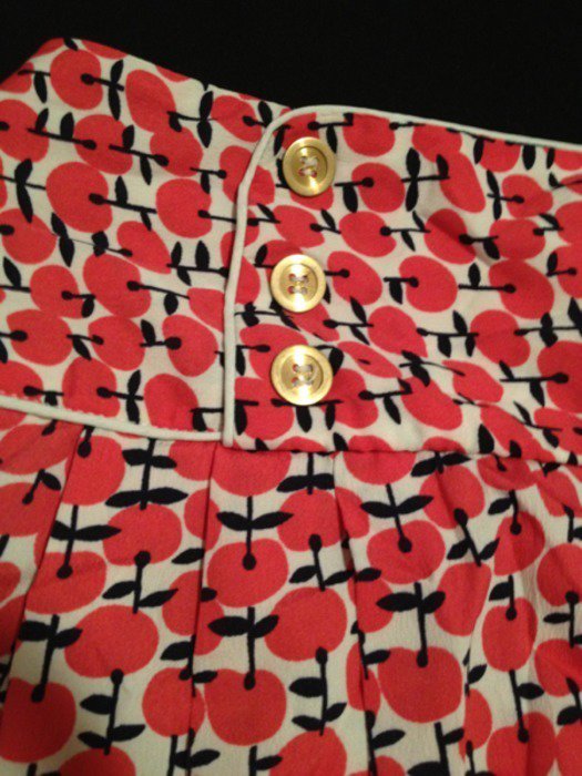 Rock/Hose mit rosanem Muster und goldenen Knöpfen