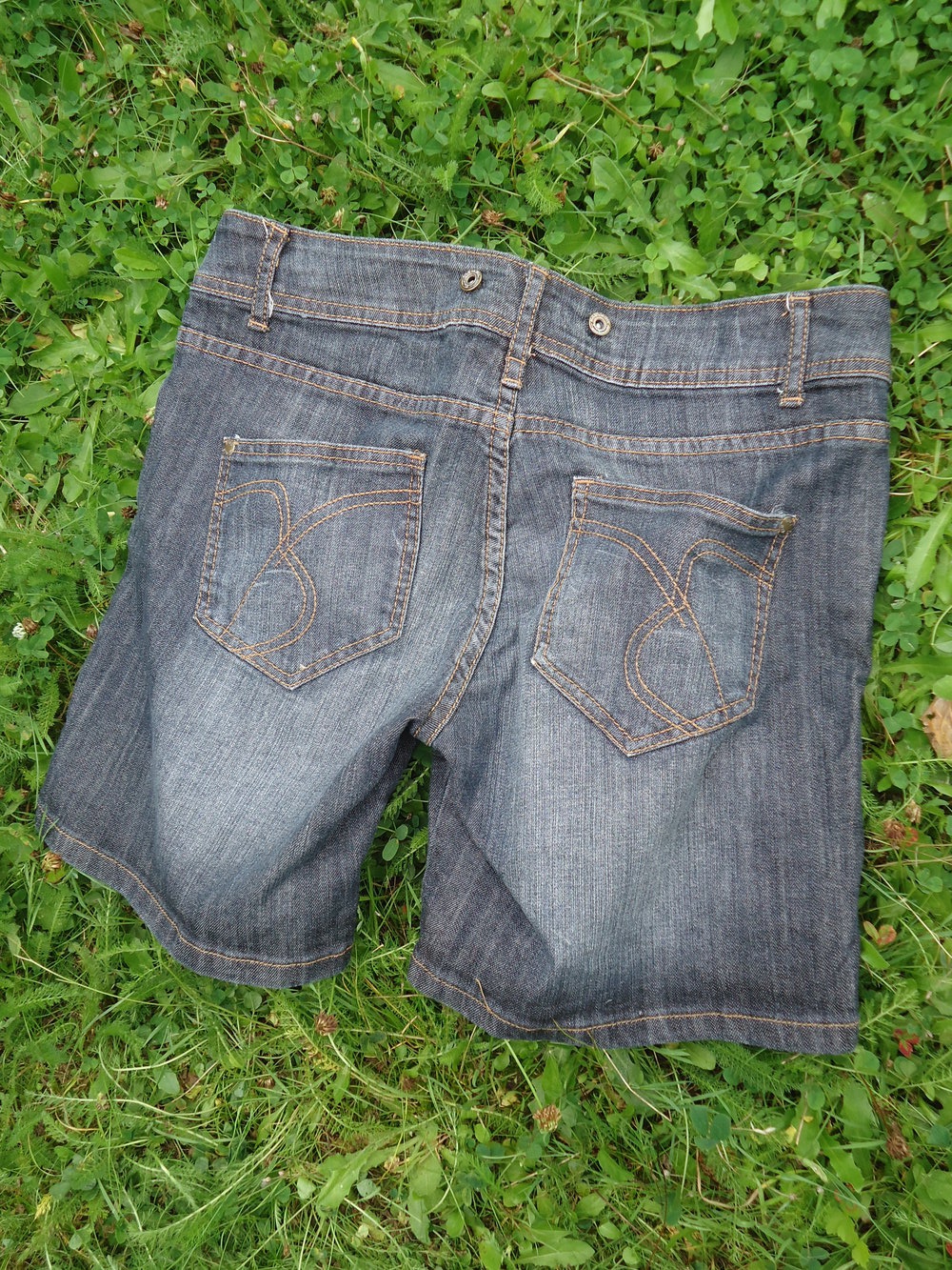 Jeans-Bermudas mit Destroyed-Effekten