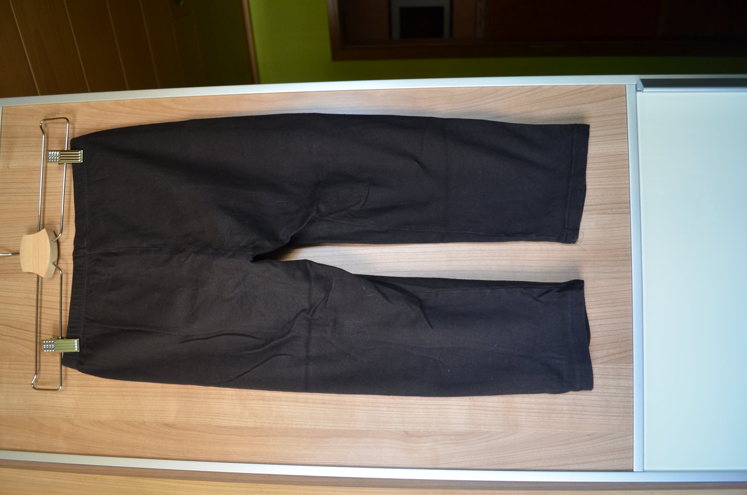 Trigema schwarze Leggings mit goldener Hawaii-Blume