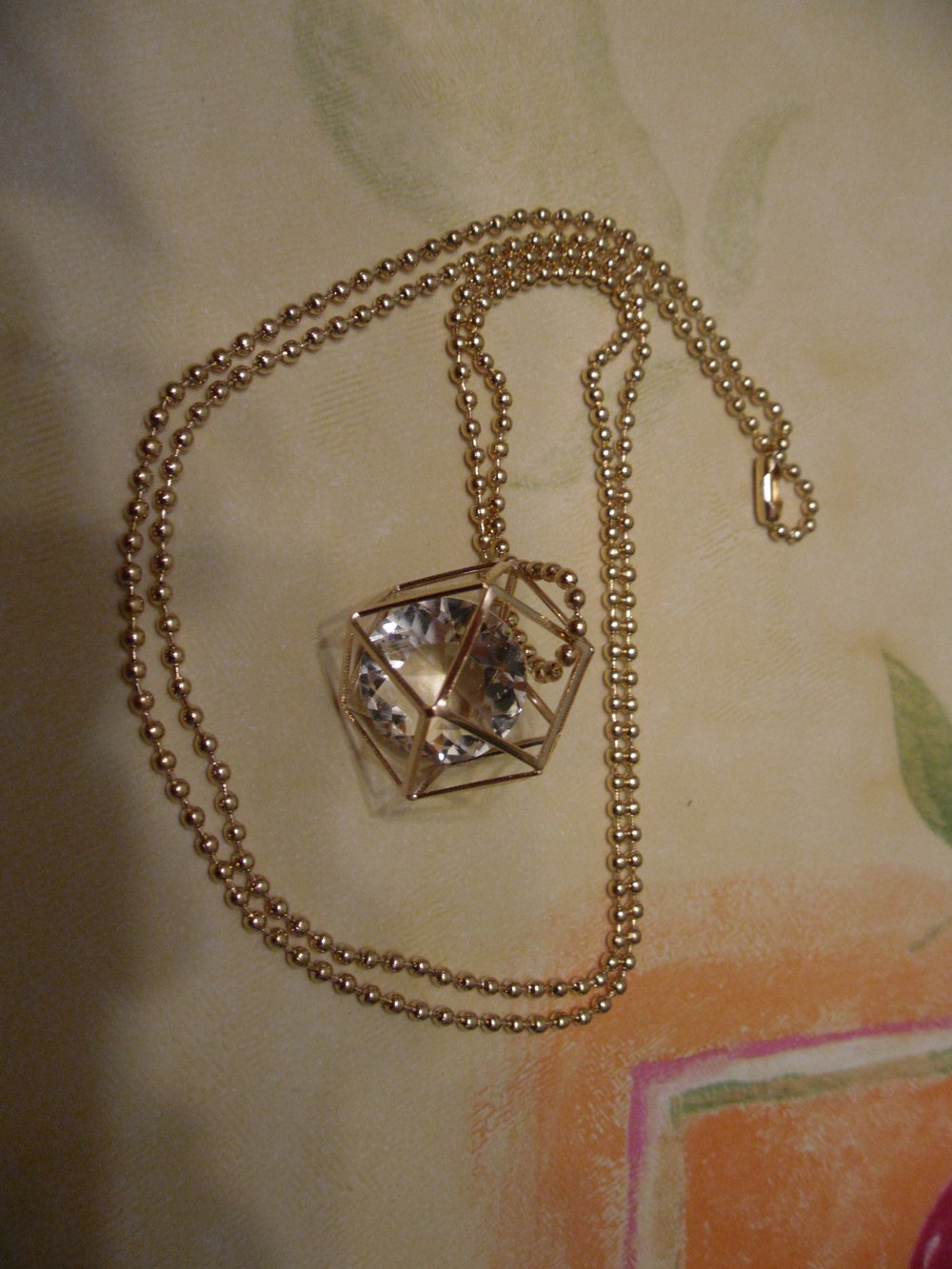 goldene Kette mit Kristall