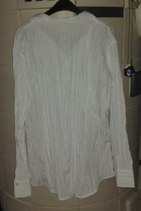 Weiße zerknitterte Bluse