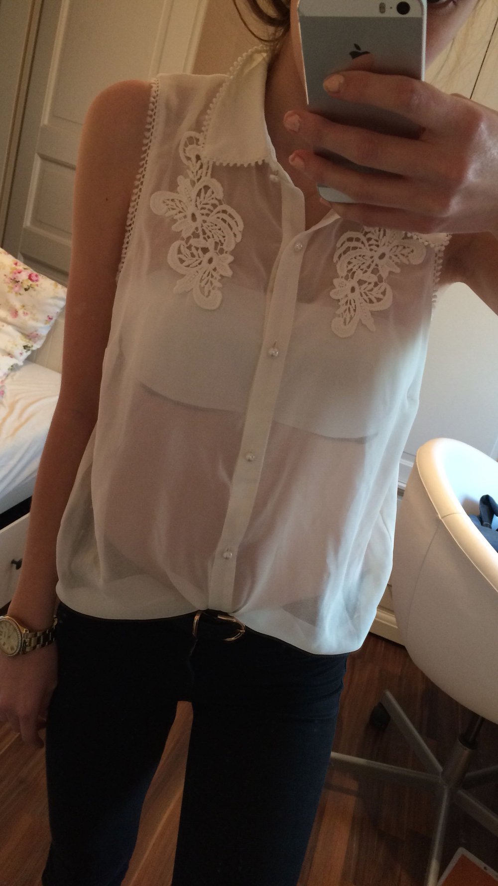 Süße Bluse mit Perlenknöpfen