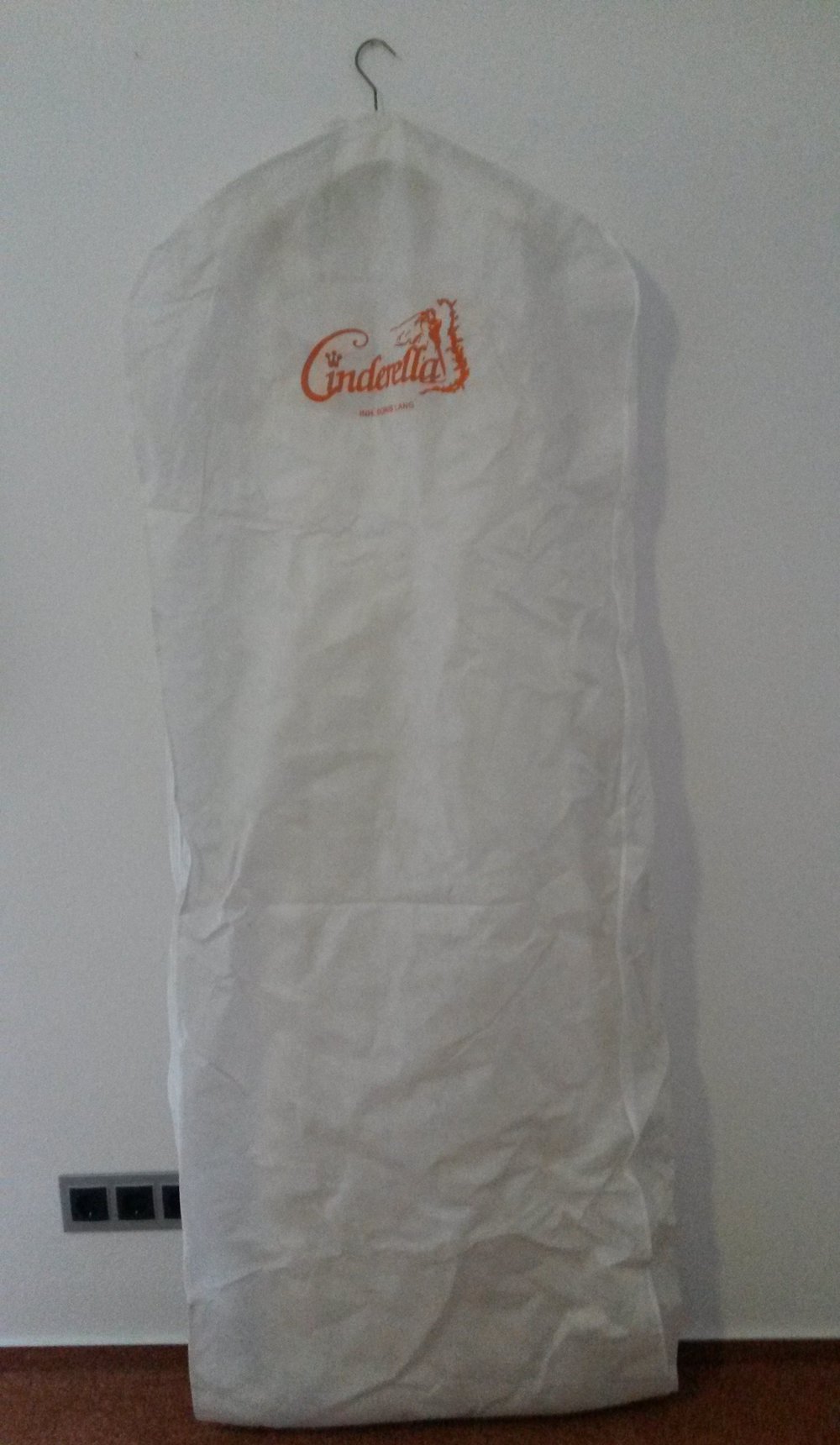 schnörkelloses Brautkleid mit raffinierter Schärpe aus Tüll und Mini-Schleppe (cremefarben)