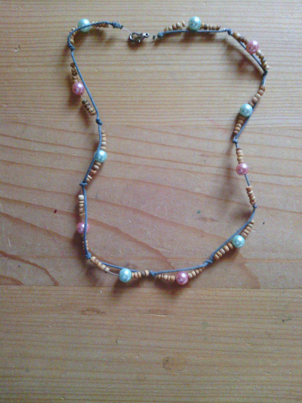 hübsche Kette mit Perlen