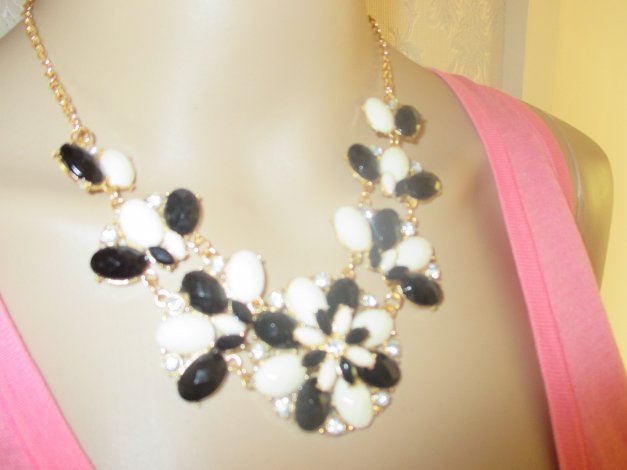 NEU mit ETIKETT Blumen Blüten Flower- Power Strass Steine Glitzer Statement Collier Kette gold schwarz- weiß