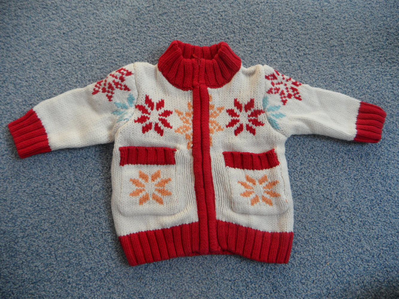 süße dicke Strickjacke