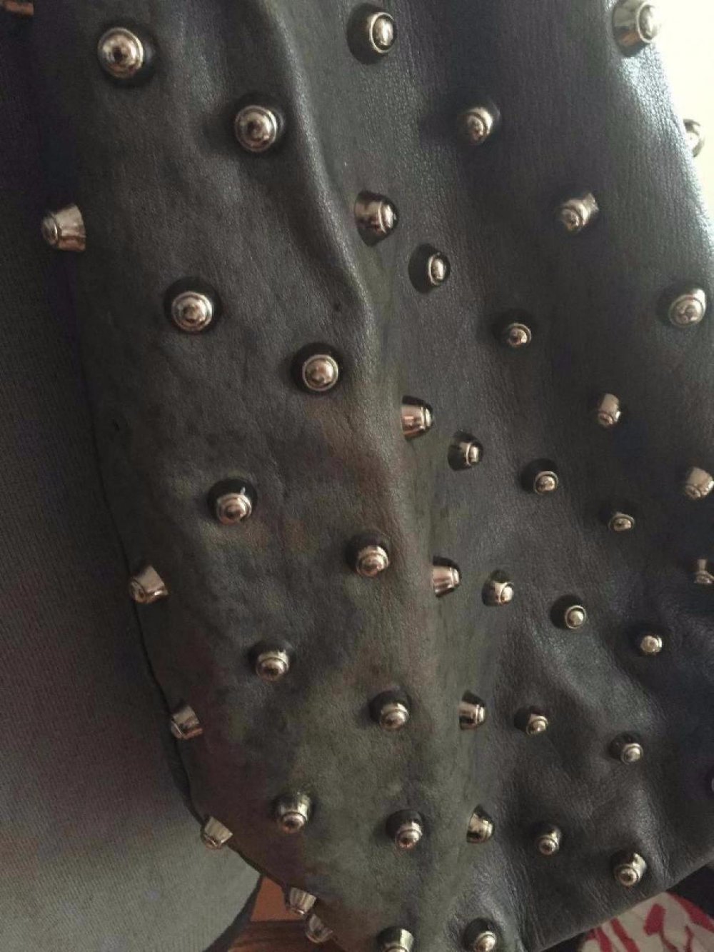 Black Metal ] XXL Tasche aus schwarzem Leder mit Nieten