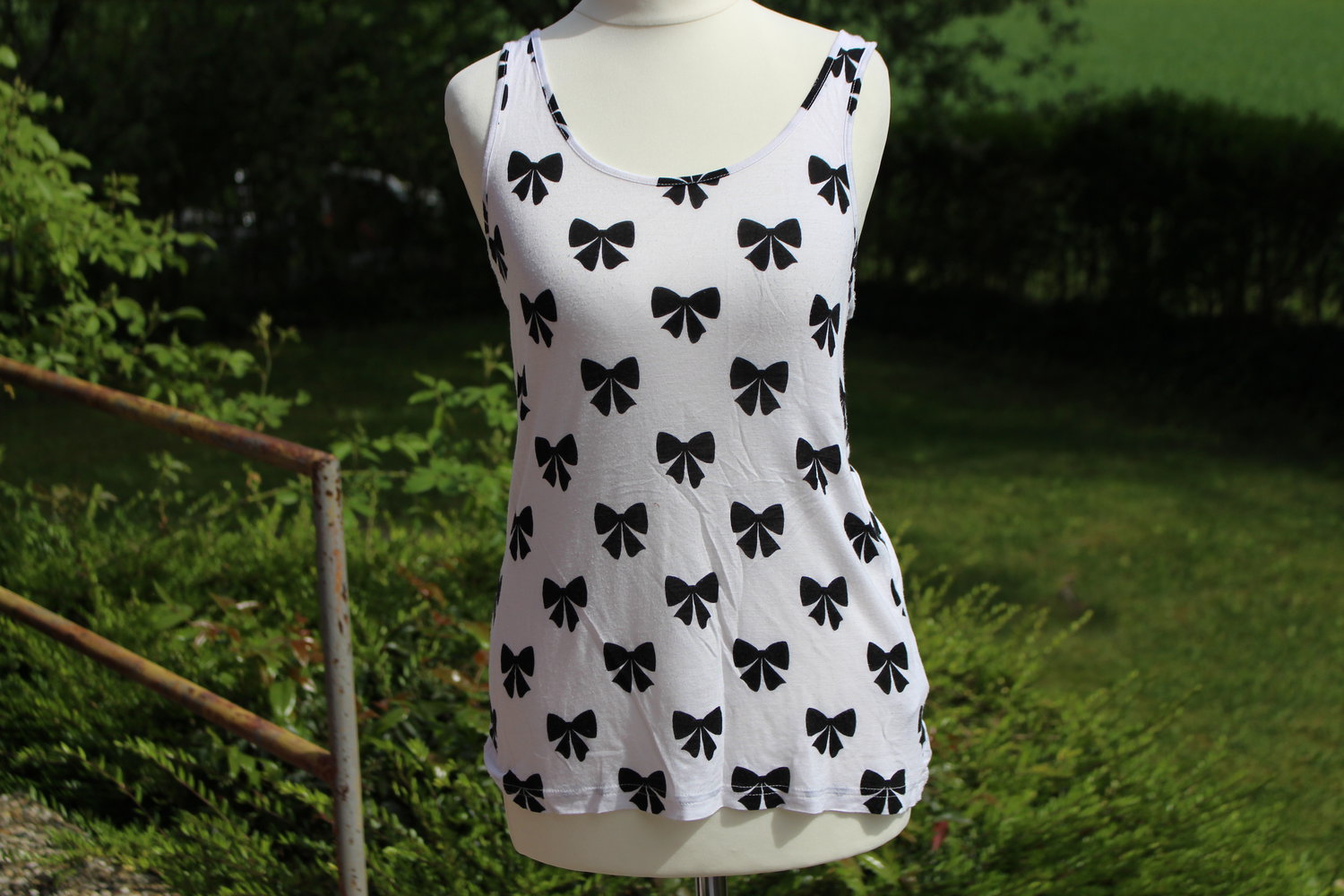 weißes Top mit Schleifen