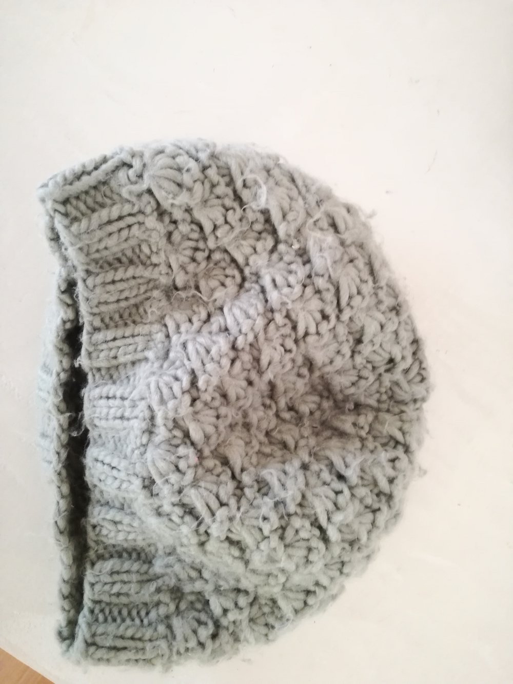 graue helle kuschelige Mütze