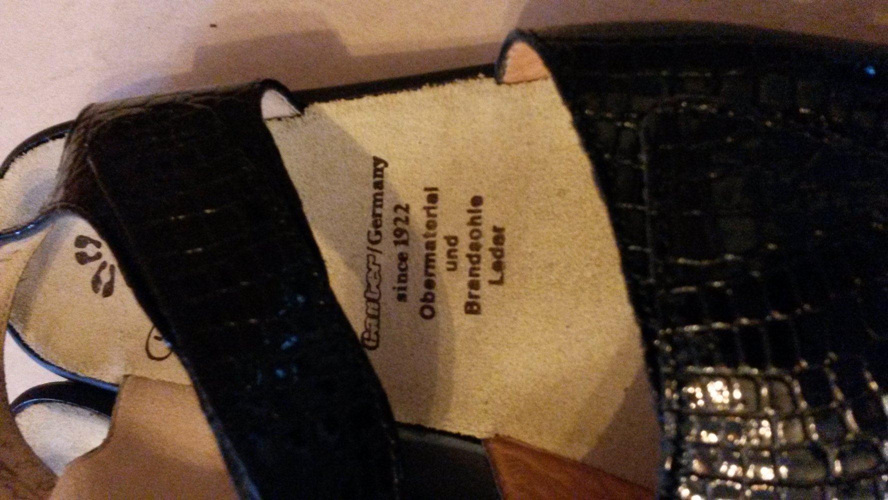 Schwarze Sandalen mit 