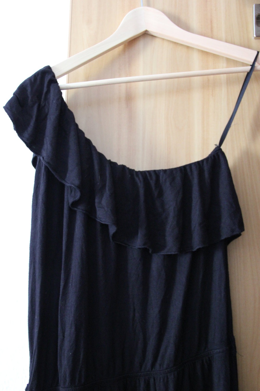 Schwarzes, schulterfreies Kleid