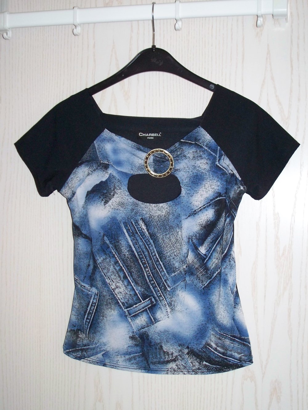 Retro-Shirt in blau-schwarz mit sexy Cut-Out vorne