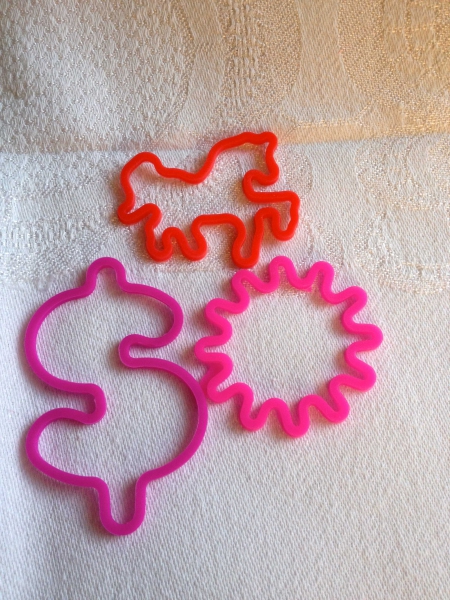 Drei Armbänder aus Gummi in verschiedenen Motiven