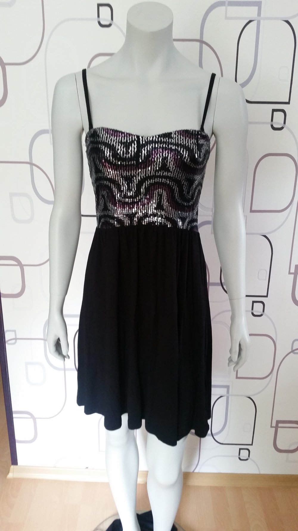 knielanges schwarzes Kleid