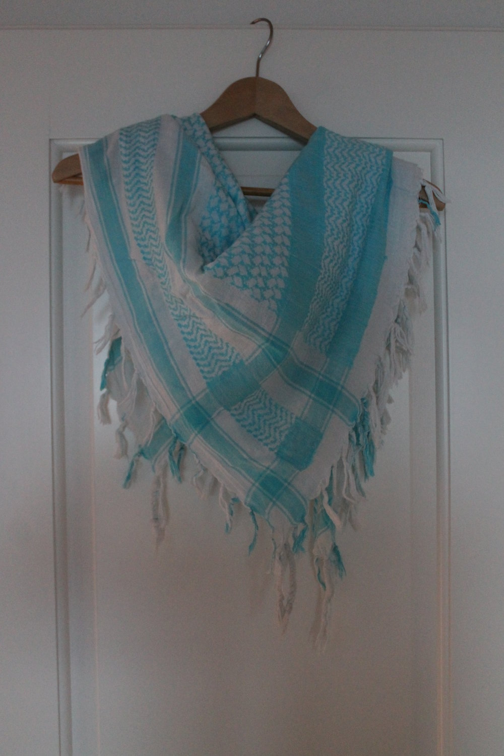 Tuch türkis weiß mit Fransen